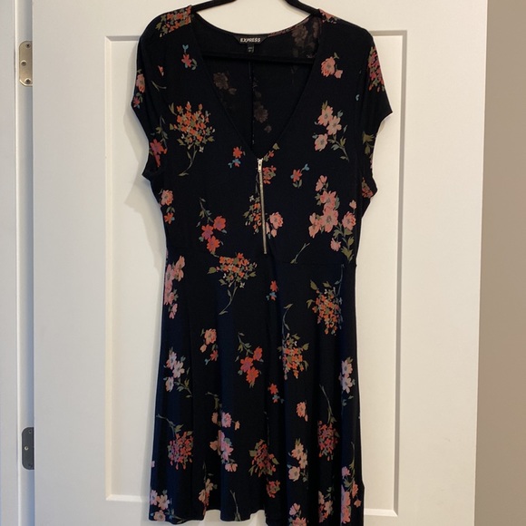 EXPRESS DRESS💜 - Picture 2 of 5